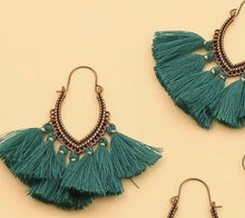 Load image into Gallery viewer, Bright tassel earring
